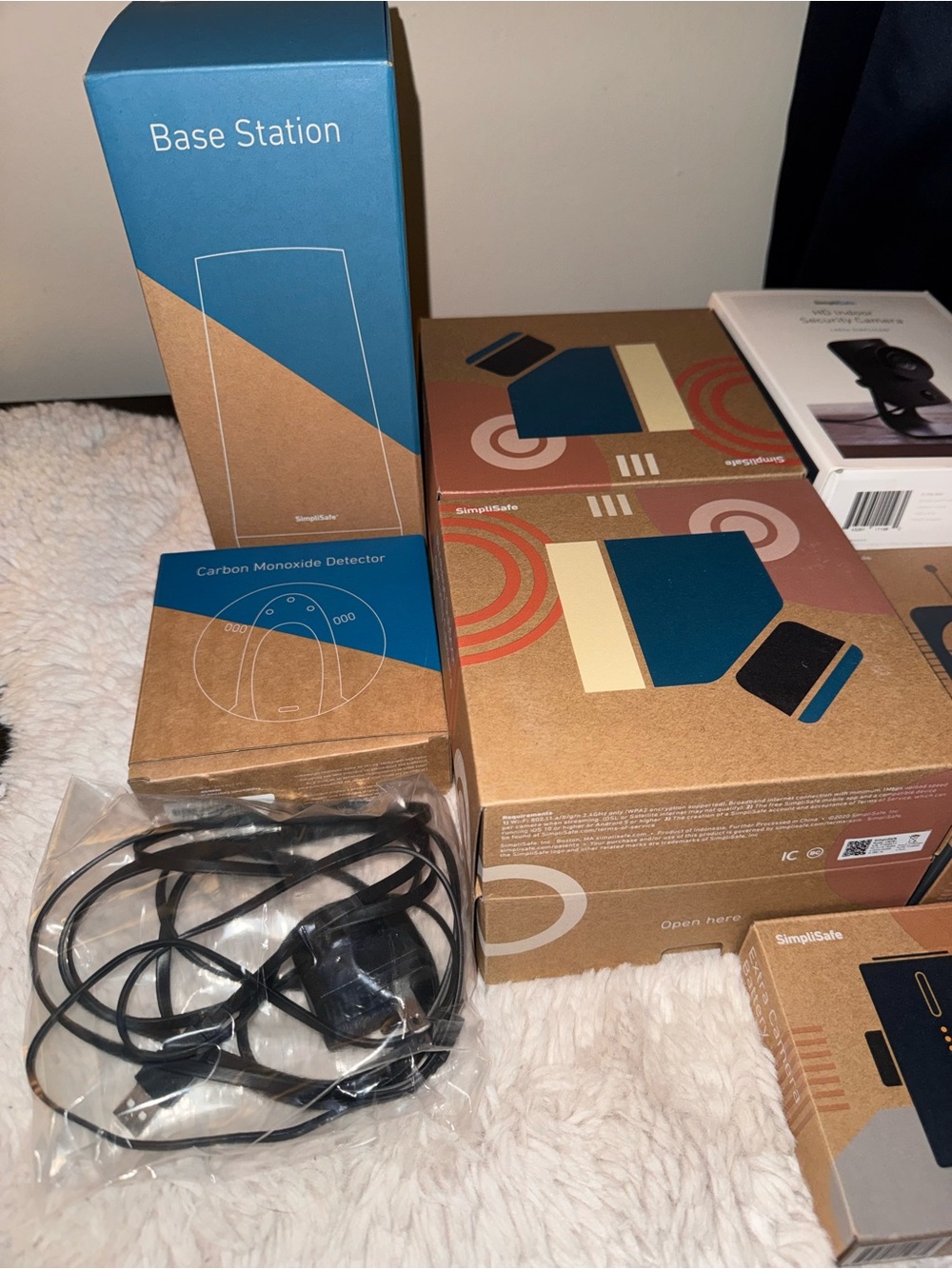 Simplisafe Complete Home Security System White Gen 3 - Picture 2 of 3